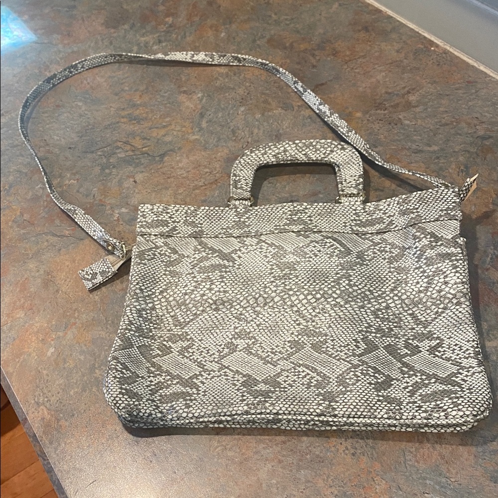 Stylish Snakeskin Patterned Women's Bag NWOT - Picture 5 of 8